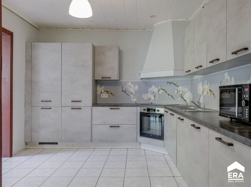 Charmante gezinswoning te Houthalen-Helchteren, gelegen in de rustige Hortensiastraat, op een mooi perceel van 11a. Deze charmante woning uit 1960 bie