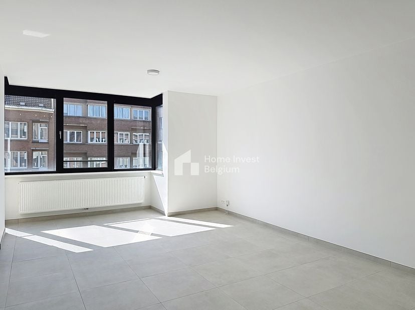 Magnifique appartement dans un immeuble rénové. Il se compose comme suit : hall d'entrée, wc séparé, séjour, cuisine équipée, 2 chambres à coucher, 1