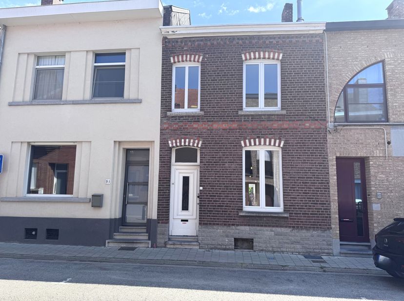Bent u op zoek naar een verzorgde woning op een rustige locatie, maar toch midden in het centrum van Tienen? Dan is deze charmante rijwoning zeker een