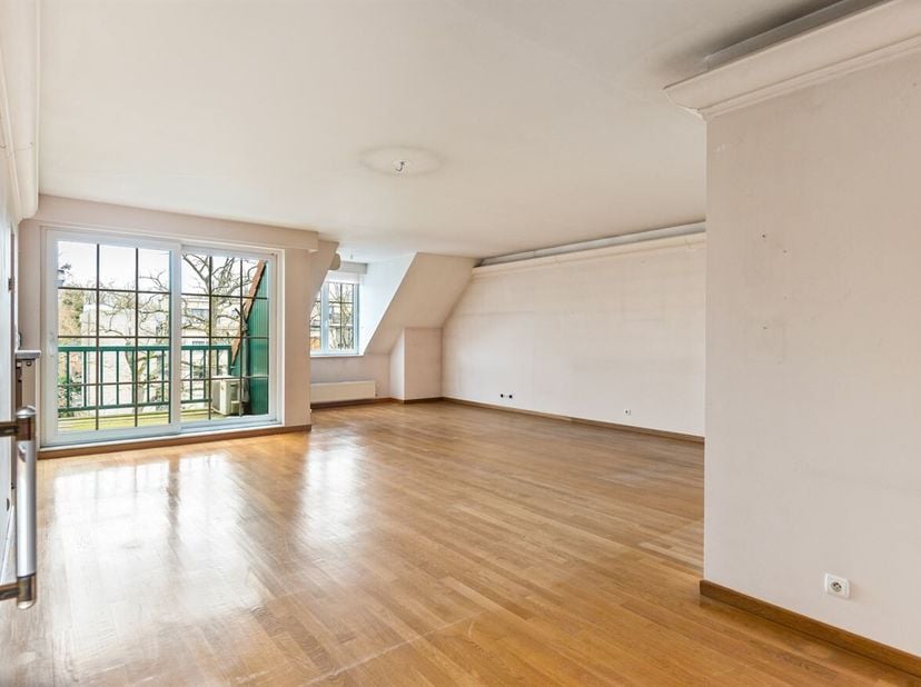 Deze woning bevindt zich op de Boekenberglei, in het hart van Deurne-Zuid, met het Boekenbergpark en Boelaerpark op wandelafstand.<br />
Via de inkomh