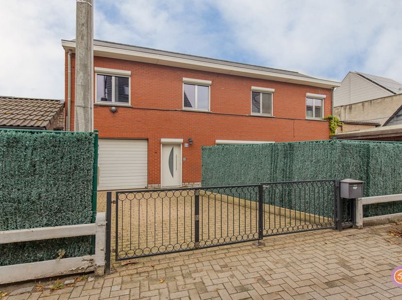 Vandaag nemen we je mee naar deze ideaal gelegen woning in het centrum van Bornem. De gemeente staat bekend voor zijn wondermooie fietsroutes doorheen