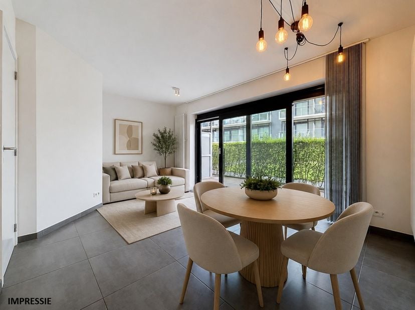 Dit instapklare gelijkvloerse appartement bevindt zich in een recente residentie op een centrale, maar rustige ligging aan de waterlijn in Nieuwpoort-