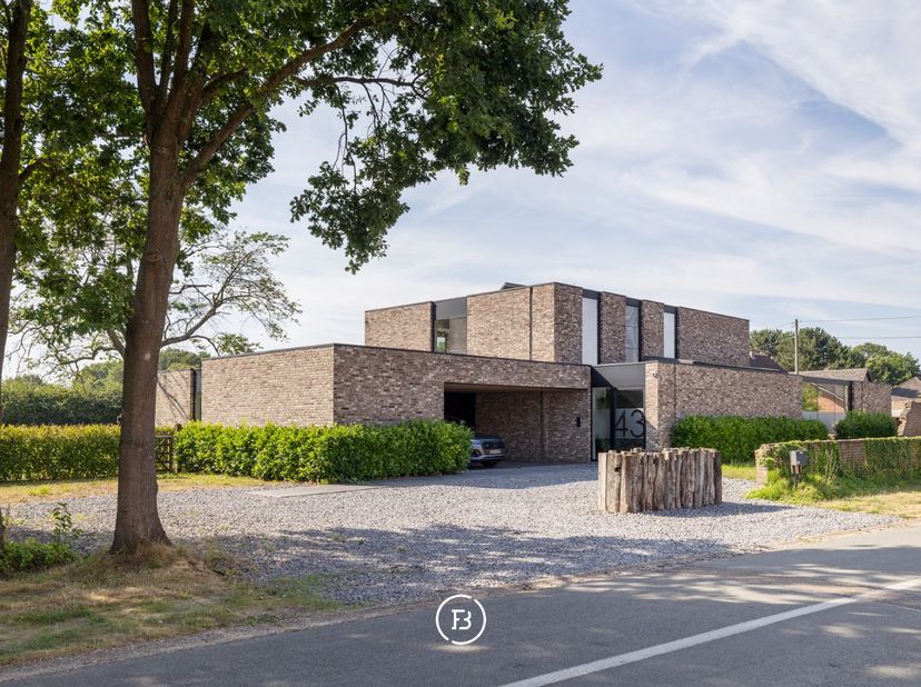 Deze stijlvolle, moderne villa uit 2018 is gelegen op een uitzonderlijk breed perceel van maar liefst 5.016 m² en biedt een unieke combinatie van hede