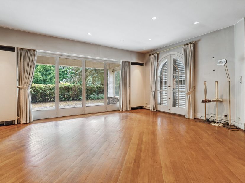 Renovatieproject: Statige villa op uitzonderlijk domein van 4,2 hectare in Hove  met tweede woning, zwembad, tennisterrein en parkgebied<br />
In het