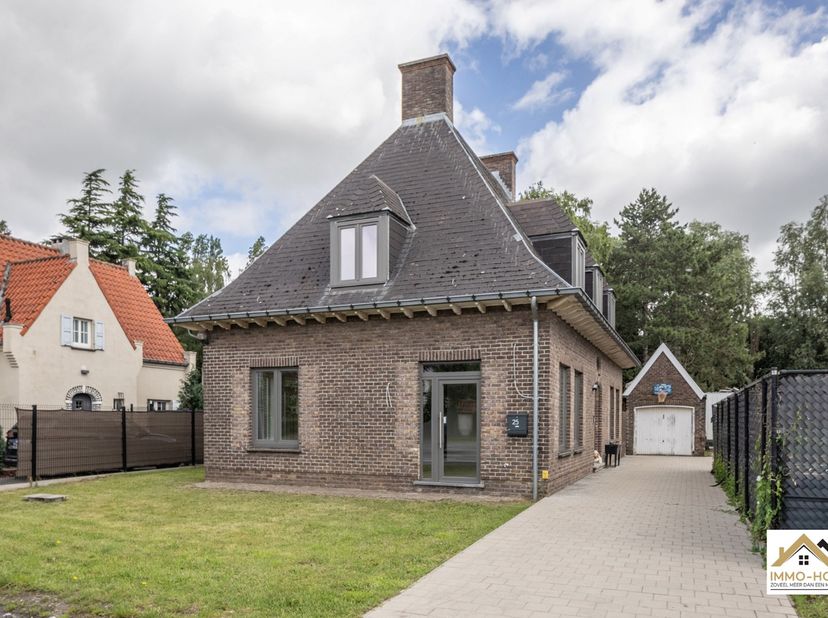 Deze recent gerenoveerde villa combineert een karaktervolle uitstraling met een verzorgde afwerking in luxueuze materialen en biedt verrassend veel ru