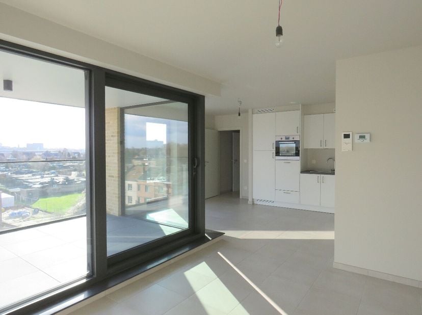 Modern en recent appartement met 2 slaapkamers, terras en autostaanplaats in de stadsrand van Hasselt.Voor meer informatie ga naar: https://www.era.be