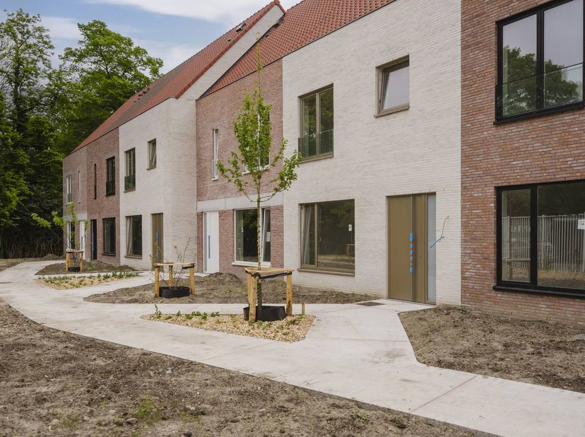 La maison dispose d'une surface habitable de 117 m² et d'un jardin ensoleillé, idéal pour profiter de la paix et de l'espace extérieur.<br />
<br />
L