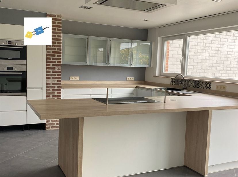 Saint-Léger Estaimpuis, Prachtig huis met drie gevels, voorzien van een gemotoriseerde sectionaaldeur en parkeerplaats, terras en tuin, moestuin, groo