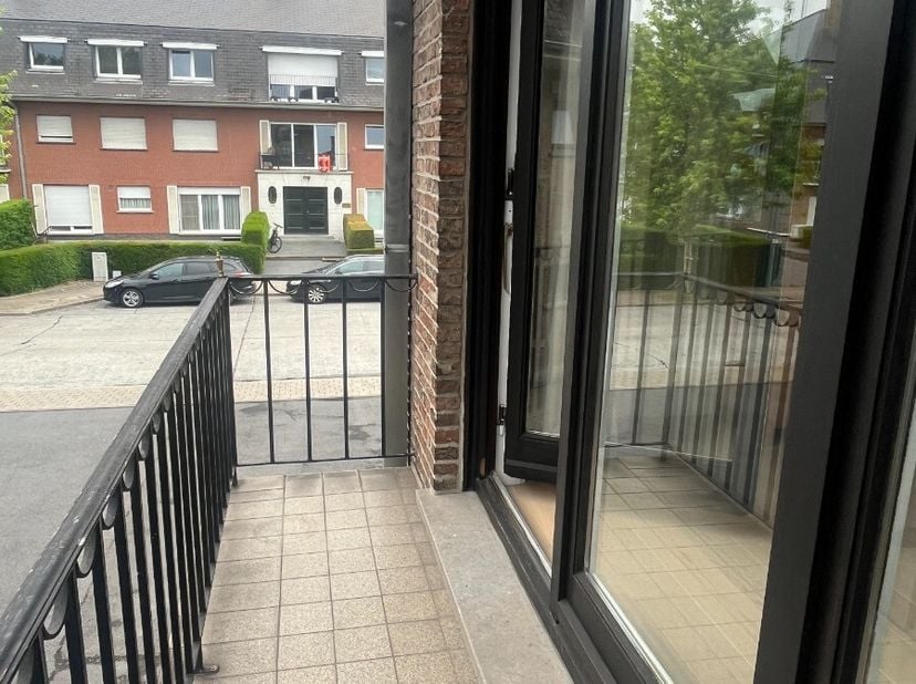 Appartement semi-ouvert bien entretenu à Harelbeke, situé rue Forestier Ingelram, en périphérie de la ville et à proximité des principaux axes routier