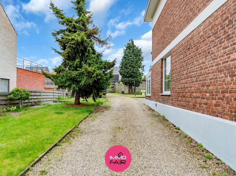 Deze charmante en ruime gezinswoning is gelegen op een zuidoostgericht perceel van 581 m², op een absolute toplocatie in het centrum van As. Winkels,