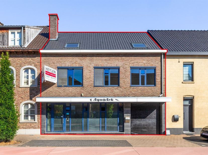 Gelijkvloers handelspand met woonst in Neeroeteren<br />
Ligging:<br />
De woning is gelegen in het centrum van Neeroeteren op Maaseikerlaan 13, op ee