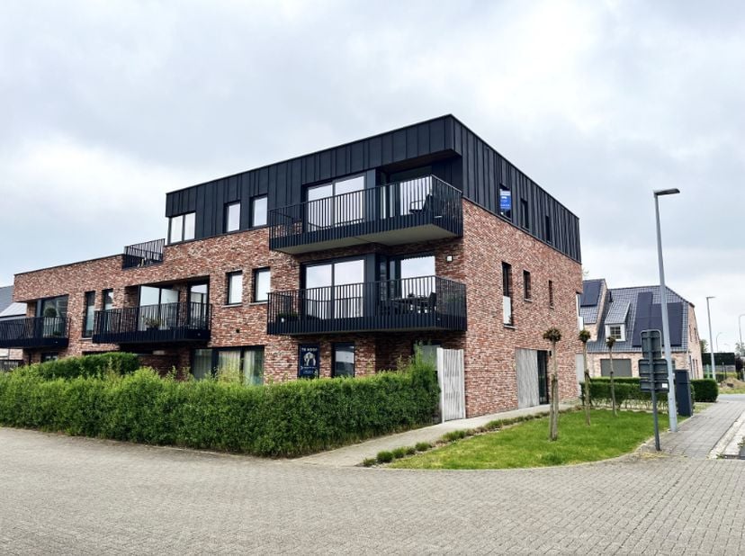 Prijs :&amp;nbsp; 850 €/maand + 75 €/syndic<br />
Dit verzorgd appartement met terras&amp;nbsp;combineert ruimte, comfort en een aangename ligging. Gelegen in