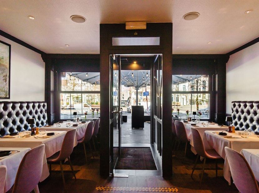 Gelegen op een absolute toplocatie in het hart van Beveren-Waas, bevindt dit horecapand zich rechtstreeks aan de Grote Markt met maximale zichtbaarhei