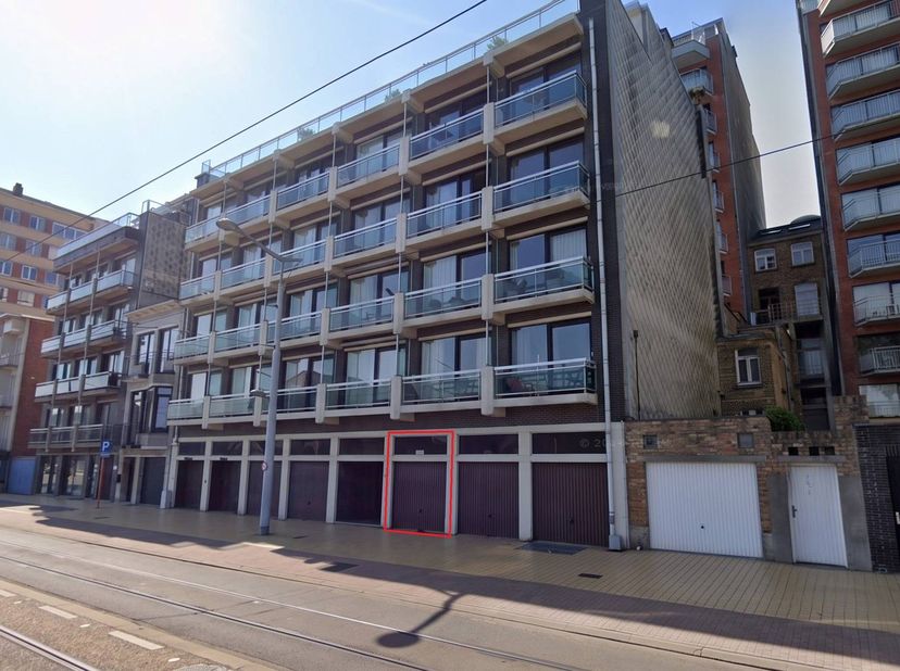 Makkelijk in te rijden garagebox (14 m²) te koop op het gelijkvloers van de residentie “Del Rey”, gelegen te Leopoldlaan 198 in Middelkerke. Omwille v