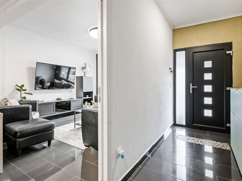 In de Eeuwfeestlaan te Lier bevindt zich deze volledig gerenoveerde woning (2022), gelegen op een uitstekende locatie met alle nodige voorzieningen bi