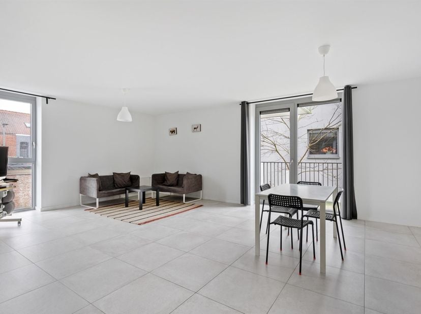 Het energiezuinig appartement is ideaal gelegen in een rustige, toch centrale wijk van Sint-Niklaas, met vlotte toegang tot het stadscentrum en de bel