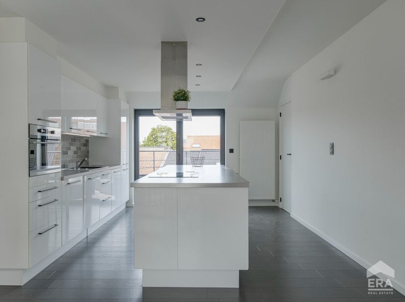 Modern wonen op een toplocatie in hartje Sint-Truiden!Stijlvol appartement van 87m² met lichtrijke leefruimtes, inbouwdressing en twee buitenruimtes.