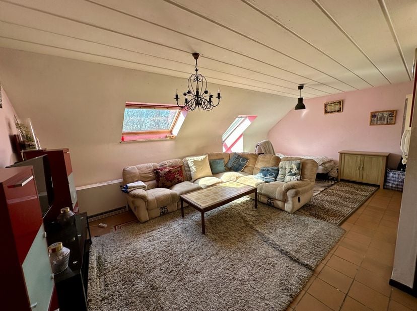 Bent u op zoek naar een interessante investering of een appartement met uitbreidingsmogelijkheden? Dit charmante rooftop appartement op de 3de (bovens