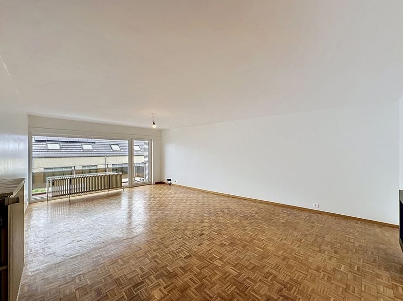 Tussen de begraafplaats van Strombeek-Bever en het Pierrebad, op de 2e verdieping van een klein appartementencomplex in een rustig steegje, prachtig a