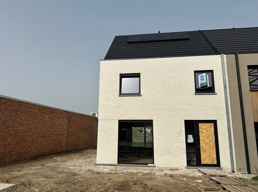 In de groene rand van Aalst bouwt Hectaar deze halfopen  nieuwbouwwoning. Deze ligt op fietsafstand van Aalst centrum alsook is er een vlotte verbindi
