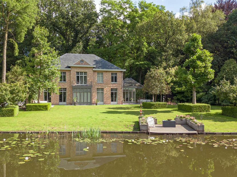 Unieke en zéér centraal gelegen villa op een parkdomein van ca. 9.847 m² met een prachtig zicht op een fraaie vijverpartij! Dichtbij het centrum van H