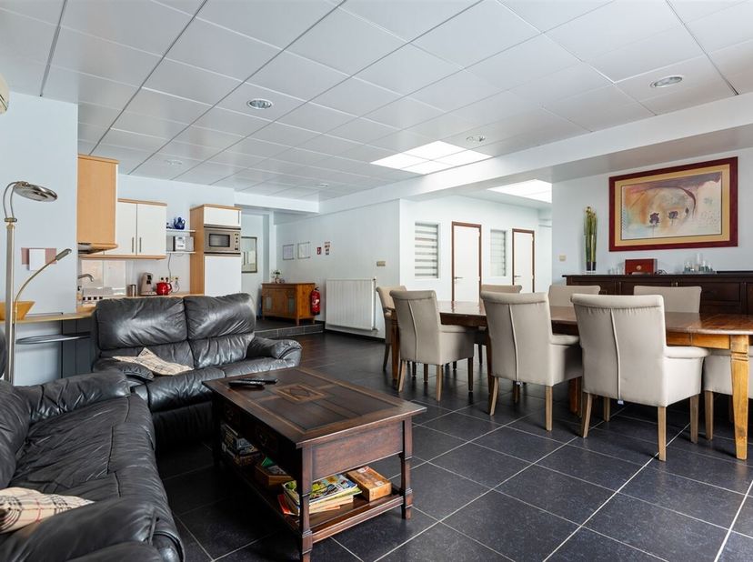 Op zoek naar ruimte, comfort én een uitstekende ligging? Dan is dit indrukwekkend appartement van maar liefst 211 m² precies wat u zoekt. Gelegen op e