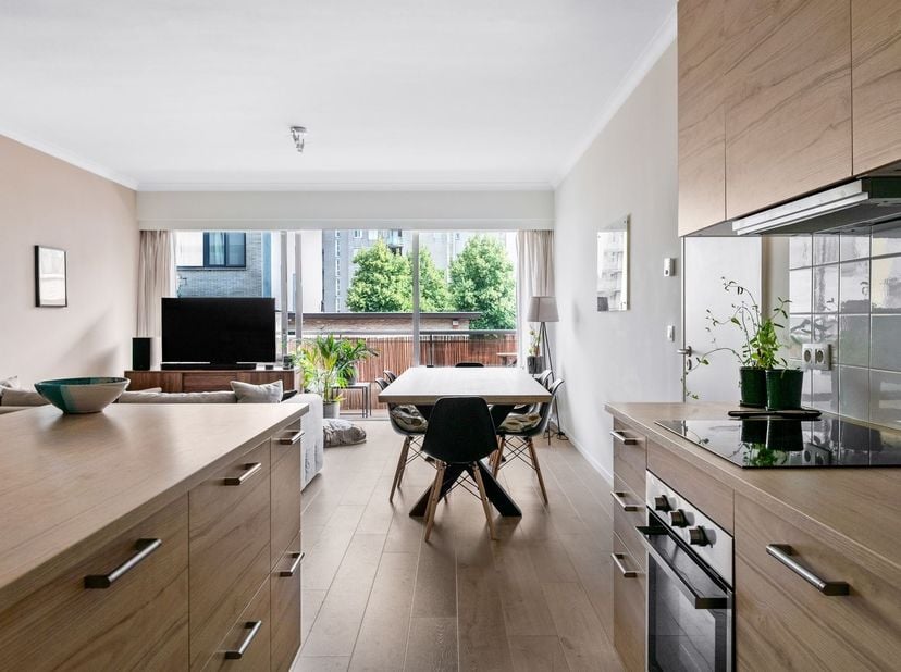 Ligging: Het appartement is gelegen aan de Lange Lobroekstraat 177 in Antwerpen, in een buurt die volop in ontwikkeling is. De woning bevindt zich nab