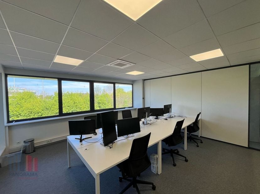 Instapklare kantoorruimte met een totale oppervlakte van 339 m² beschikbaar voor verhuur. Deze aantrekkelijke ruimte is uitstekend gelegen NAAST de E4