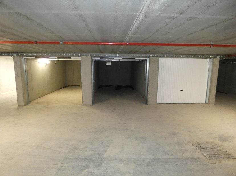 Garage te huur, gelegen in de kelderverdieping van de nieuwbouwresidentie Gitspark, vlakbij het centrum van Torhout.<br />
De garage is vlot toegankel