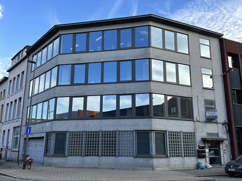 Bien professionnel à louer
                    à 2060 Antwerpen