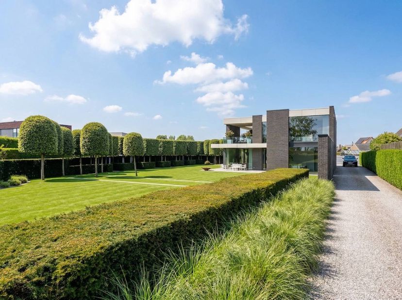 Située au Vaartdijk Noord 50 à Leffinge, cette villa exclusive avec de belles fenêtres est à vendre sur un spacieux terrain orienté sud. Cette villa i