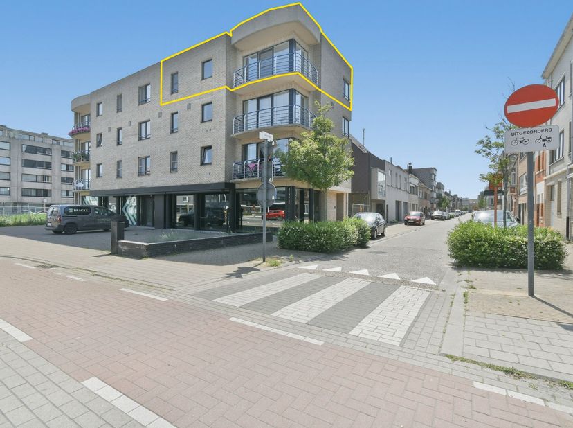Dit lichtrijk dakappartement met twee slaapkamers is te huur in Oostende. Het appartement beschikt over een inkomhal met toegang tot het apart toilet