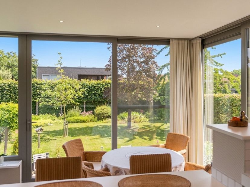 Deze unieke villa is gelegen in een doodlopend straatje met 4 huizen in centrum Waregem.Deze architecturale villa bestaande uit 2 niveaus, op het geli