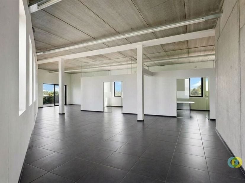 Cet espace de bureau est situé au deuxième étage d'un immeuble stratégiquement situé à Vilvorde, avec des liaisons faciles vers Bruxelles, Malines et