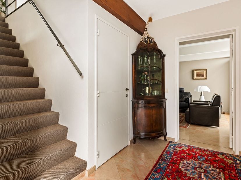 Maison familiale avec 3 chambres, jardin et garage<br />
<br />
Le rez-de-chaussée<br />
Vous entrez dans la maison par le hall d'entrée avec une a
