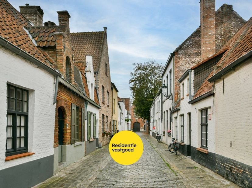 In de sfeervolle Rolweg, midden in het historische centrum van Brugge, bevindt zich deze gezellige en karaktervolle rijwoning met een bewoonbare opper