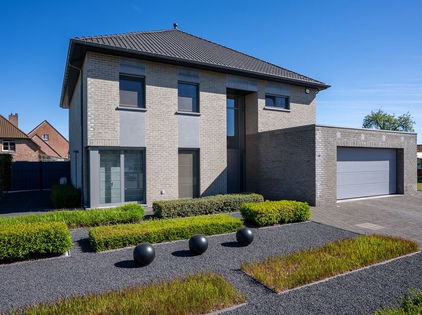 Deze uitzonderlijk ruime villa biedt een unieke combinatie van luxe, comfort en toegankelijkheid.<br />
Gelegen op een perceel van 8a 87ca en met een