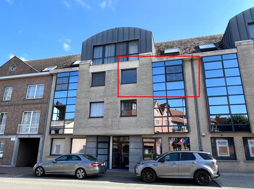 Prachtig appartement met 2 slpks., terras en garagebox. <br />
Ligging:  Het appartement is gelegen in het centrum van Beerse.<br />
Alle voorzieninge