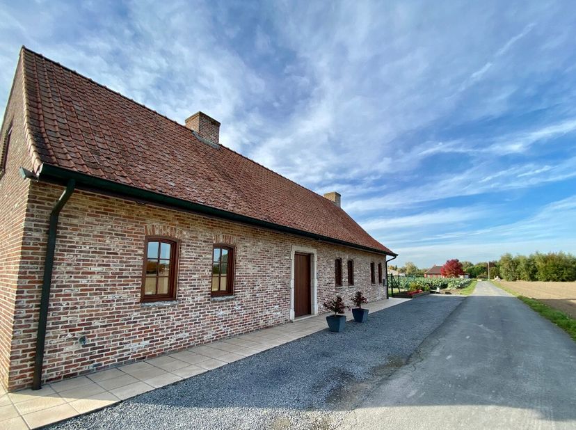 Te huur: unieke, landelijke en ruime woning met grote tuin te Waregem. Indeling: Gelijkvloers: Ruime traphal, lichtrijke woonkamer met open haard, vol