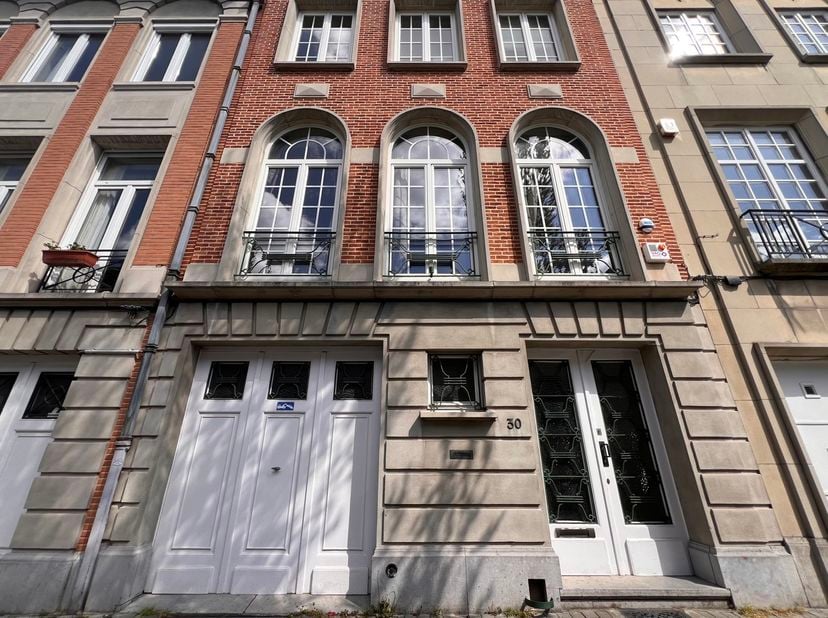 ETTERBEEK, wijk Pétillon (metro)! Prachtig karakteristiek HUIS (5 slaapkamers/4 badkamers) van 280 m² met tuin en garage! Op de begane grond: inkomhal