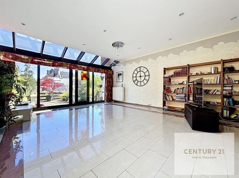Century 21 Immo Dewaele heeft het genoegen u deze ruime woning voor te stellen, ideaal gelegen in Nijvel, tussen het centrum en het station. Met een p