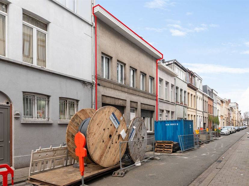 Huis opgedeeld in 2 appartementen<br />
 Ligging: Ontdek deze opbrengsteigendom op de Maaldersstraat, vlakbij de Diepestraat en op wandelafstand van h