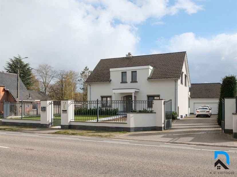 Gerenoveerde kangoeroewoning in Maaseik<br />
<br />
Deze volledig gerenoveerde kangoeroewoning bestaat uit 3 volwaardige verdiepingen met 2 adresse