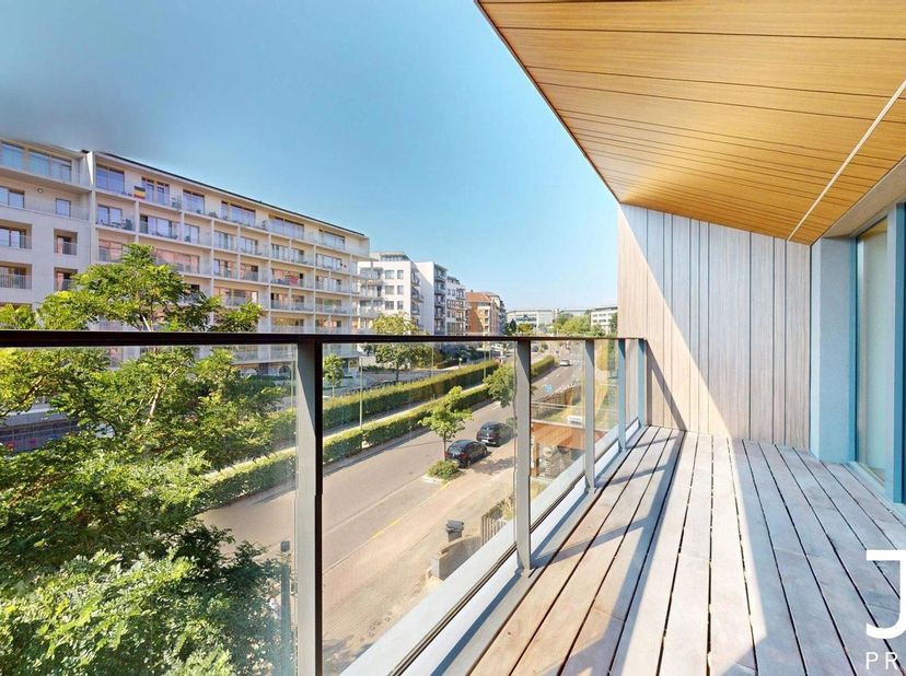Ideaal gelegen aan de Marcel Thirylaan, vlak bij tal van winkels en het openbaar vervoer, bevindt dit mooie appartement met één slaapkamer en terras z