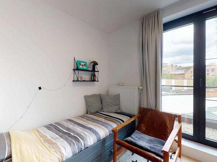 Deze comfortabele en gezellige studentenkamer, gelegen aan de Kapucijnenvoer in Leuven, is onmiddellijk beschikbaar tot en met september 2026.<br />
D