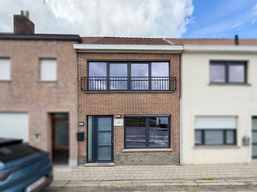 INSTAPKLARE GEZINSWONING met 3 SLAAPKAMERS, TUIN en GARAGE MET UITWEG ACHTERAAN, gelegen op een CENTRALE LOCATIE te Sint-Eloois-Vijve. Deze woning com
