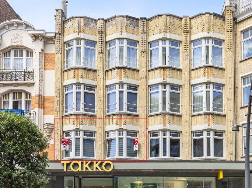 La Panne: Appartement van 116 m² met terras van 13 m², 2 slaapkamers, in het centrum! Dit appartement bevindt zich in een moderne residentie, volledig