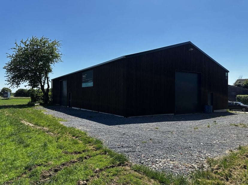 Ideaal gelegen vlak bij de Nationale 5 (afrit Les Bons Villers), op een landbouwperceel van 15 are, nieuwe loods van 375 m² (25 m x 15 m) met twee aut