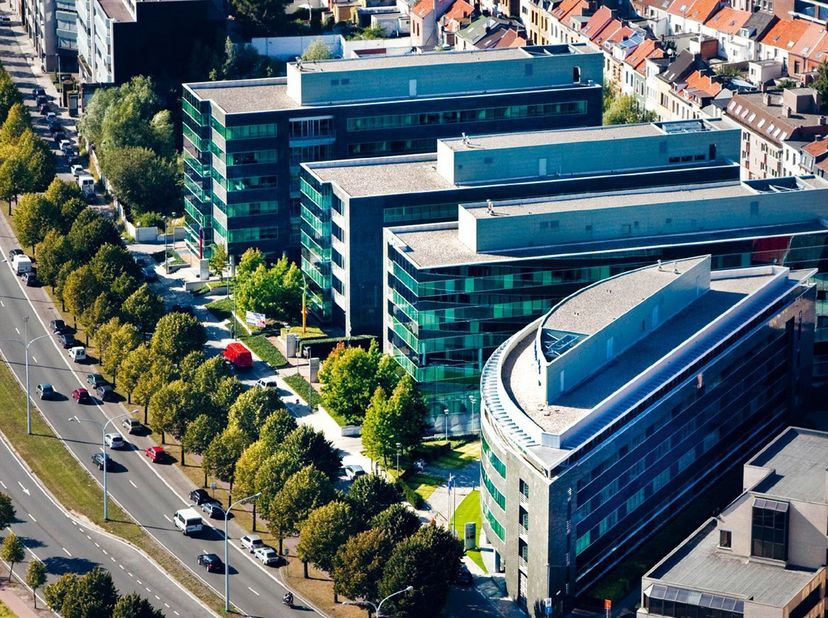 Kantoorruimte te huur op de Uitbreidingstraat in Antwerpen.<br />
<br />
De invulling is bijzonder flexibel. Zo kan een huurder de volledige kantoorru