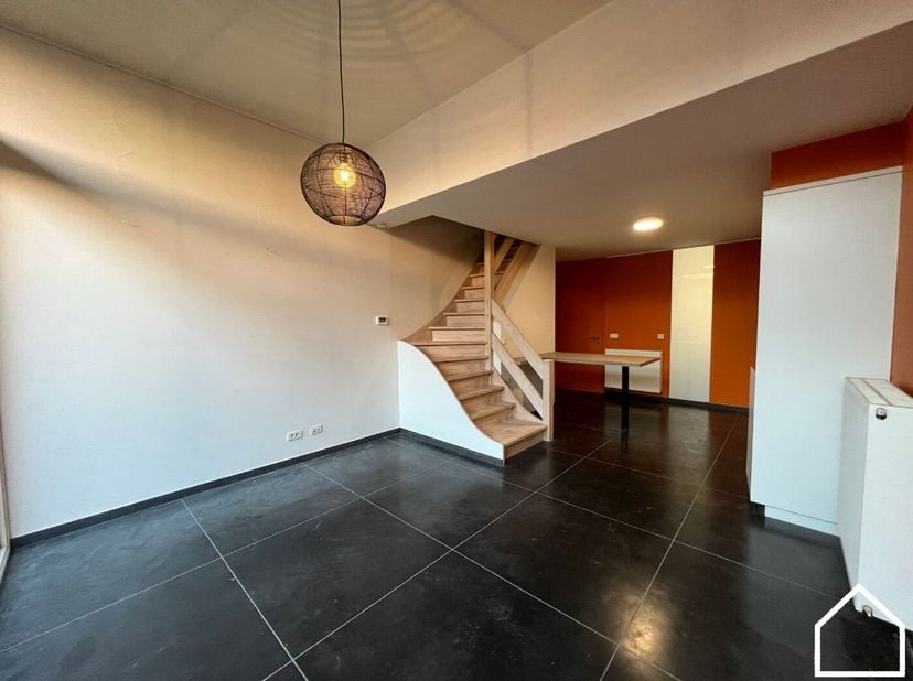 In de Lange Meersstraat, een rustige eenrichtingsstraat midden in het bruisende centrum van Ieper, vind je deze gezellige stadswoning. De woning combi